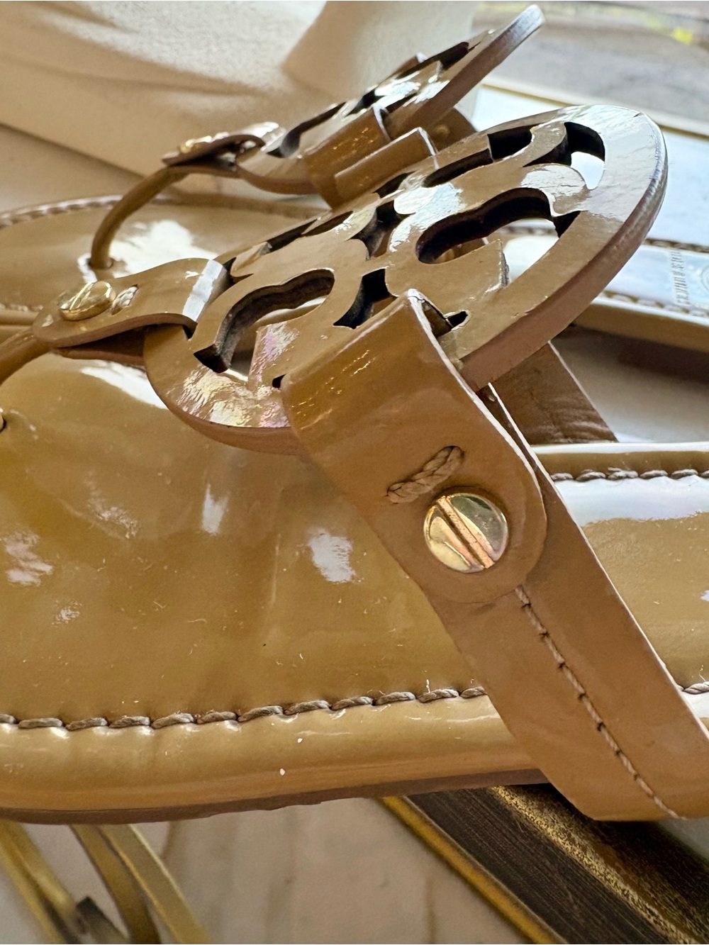 NICE Tory Burch Miller Patent Logo Thong Sandals in Tan Sand Beige 6.5 - Picture 4 of 8